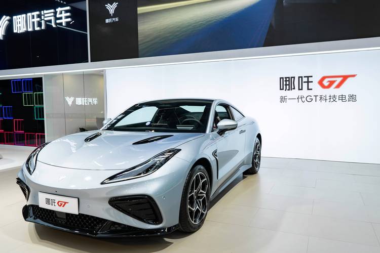 佛山270哪吒汽车在智能汽车领域的表现，领途汽车在新能源汽车市场中的影响力